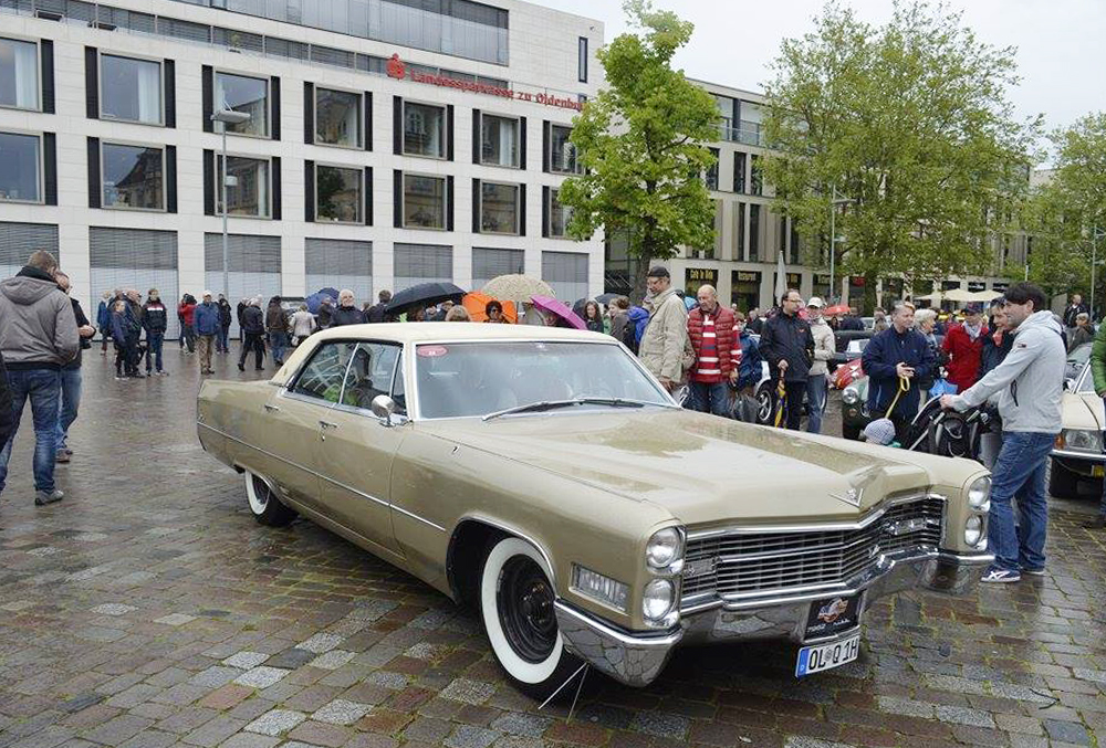 Heute konnten die Besucher beim Oldenburger ClassicCarCharity eine Fahrt als Beifahrer in einem der ausgesuchten Oldtimer erwerben und erleben.