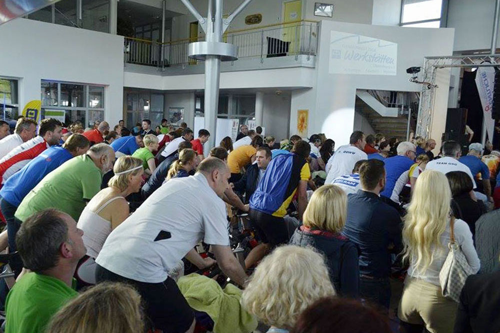 Im Volkswagen Zentrum Oldenburg erradelten sich gestern mehr als 1800 Sportler von rund 60 Firmen den Eintrag ins Guinness-Buch der Rekorde.